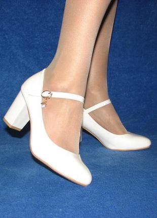 Жіночі туфлі білі для нареченої на середньому стійкому каблуці...8 фото