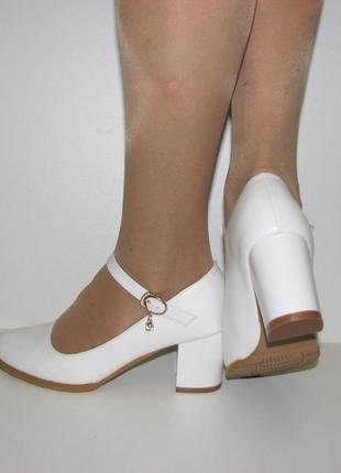 Матові білі жіночі туфлі середній стійкий каблук ремінець розм...2 фото