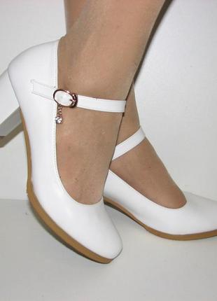 Матові білі жіночі туфлі середній стійкий каблук ремінець розм...3 фото