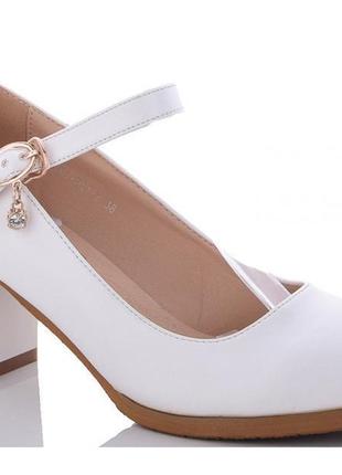 Матові білі жіночі туфлі середній стійкий каблук ремінець розм...4 фото