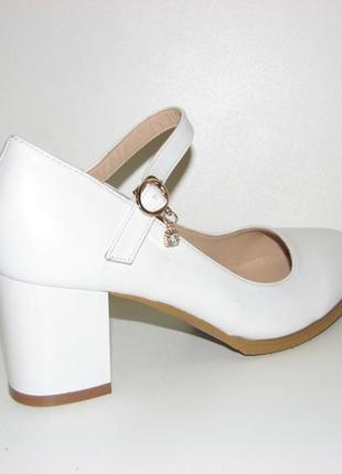 Матові білі жіночі туфлі середній стійкий каблук ремінець розм...5 фото