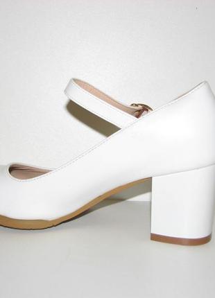 Матові білі жіночі туфлі середній стійкий каблук ремінець розм...6 фото