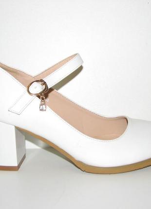 Матові білі жіночі туфлі середній стійкий каблук ремінець розм...7 фото