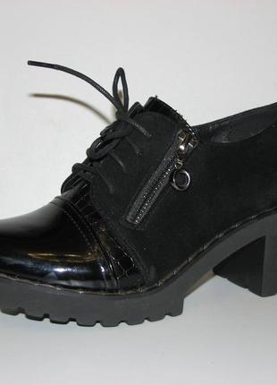 Жіночі чорні замшеві туфлі тракторний каблук лаковий ніс резин...