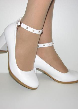 Білі туфлі середній каблук на ремінці3 фото