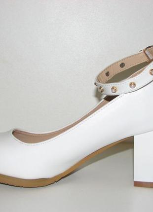 Білі туфлі середній каблук на ремінці6 фото