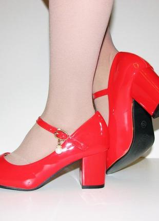 Жіночі туфлі червоного кольору на маленькому каблуці з ремінцем р2 фото