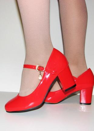 Жіночі туфлі червоного кольору на маленькому каблуці з ремінцем р3 фото