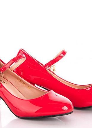 Жіночі туфлі червоного кольору на маленькому каблуці з ремінцем р4 фото