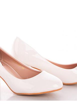 Білі жіночі зручні туфлі на маленькому підборах розмір 343 фото