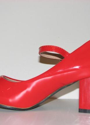 Жіночі туфлі червоного кольору на маленькому каблуці з ремінцем р5 фото