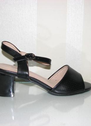 Босоніжки жіночі чорного кольору стійкий каблук розмір 36