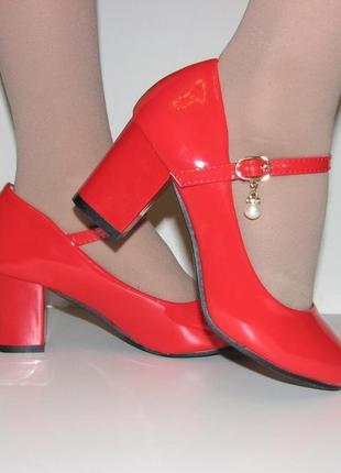Жіночі туфлі червоного кольору на маленькому каблуці з ремінцем р6 фото