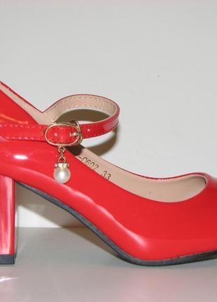Жіночі туфлі червоного кольору на маленькому каблуці з ремінцем р7 фото