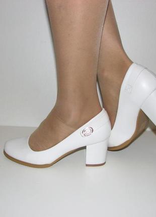 Туфлі жіночі білого кольору матові на середньому каблуці ремінець