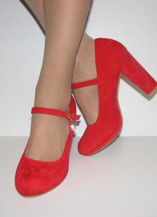 Туфлі жіночі замшеві червоного кольору на високому каблуці з рем.
