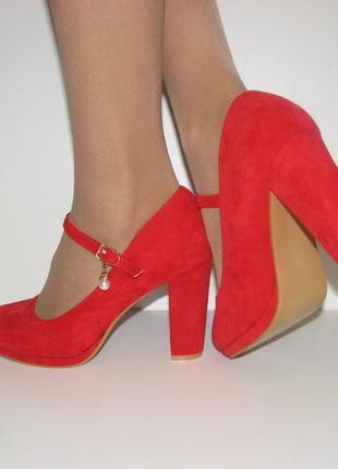Туфлі жіночі замшеві червоного кольору на високому каблуці з рем.2 фото