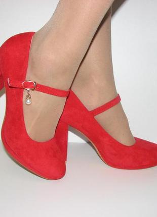 Туфлі жіночі замшеві червоного кольору на високому каблуці з рем.4 фото
