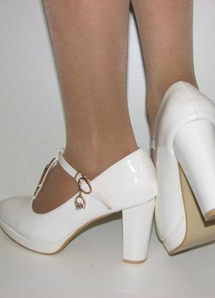 Туфлі жіночі білі на середньому стійкому каблуці розмір 382 фото