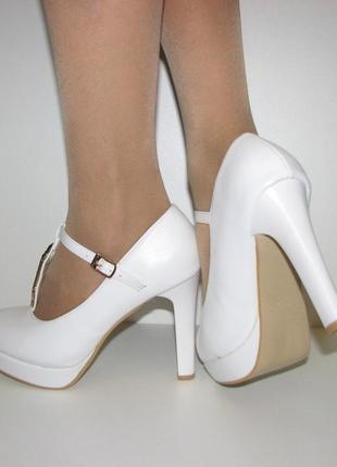 Білі ошатні жіночі туфлі на високих підборах з ремінцем раз...1 фото