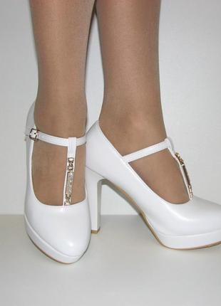 Білі ошатні жіночі туфлі на високих підборах з ремінцем раз...2 фото
