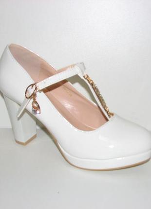 Туфлі жіночі білі на середньому стійкому каблуці розмір 385 фото