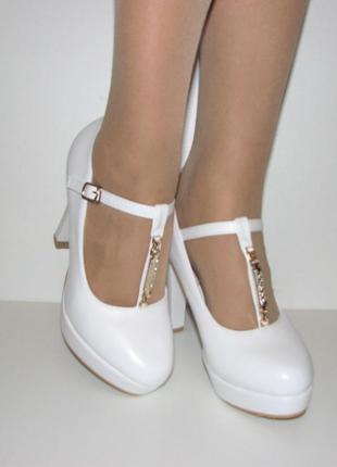 Білі ошатні жіночі туфлі на високих підборах з ремінцем раз...3 фото