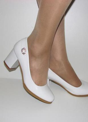 Жіночі туфлі білі матові на середньому каблуці ремінець розмір 37