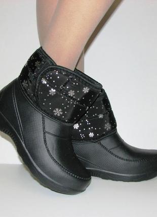 Зимові жіночі низькі чоботи пінка чорного кольору на липучк...