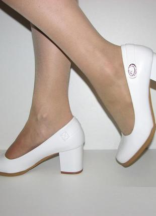 Нарядні білі жіночі туфлі матові на середньому каблуці ремешо...