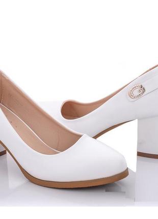 Нарядні білі жіночі туфлі матові на середньому каблуці ремешо...3 фото