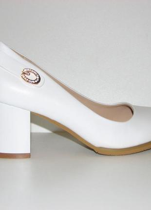 Нарядні білі жіночі туфлі матові на середньому каблуці ремешо...4 фото