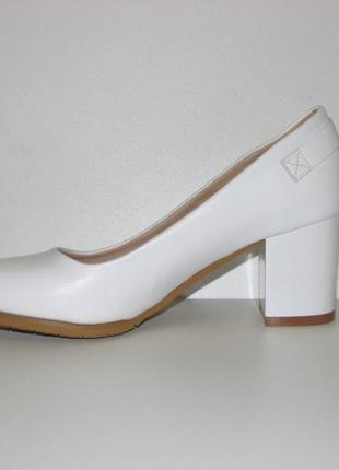Нарядні білі жіночі туфлі матові на середньому каблуці ремешо...5 фото