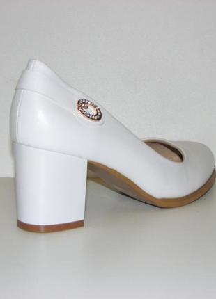 Нарядні білі жіночі туфлі матові на середньому каблуці ремешо...6 фото