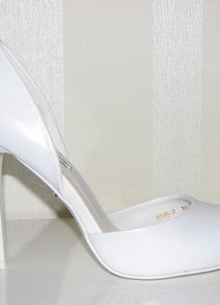 Весільні класичні білі лакові туфлі човника на високій...3 фото
