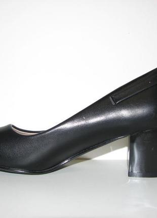Жіночі чорні туфлі на маленькому підборах розмір 415 фото