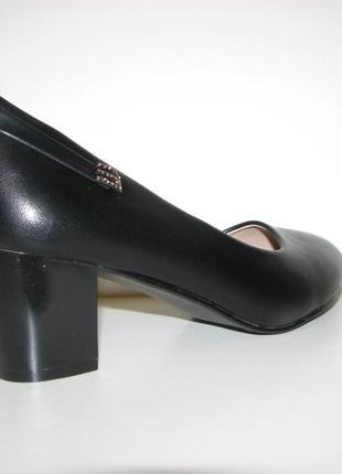Жіночі чорні туфлі на маленькому підборах розмір 417 фото