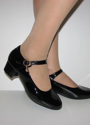 Чорні жіночі туфлі лакові на маленькому підборі з ремінцем р.
