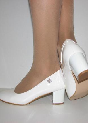 Туфлі жіночі на низьких підборах білі лаковані розмір 36 402 фото