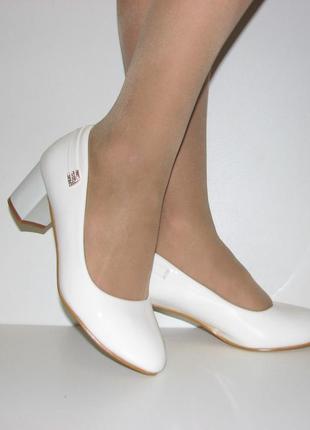 Туфлі жіночі на низьких підборах білі лаковані розмір 36 403 фото