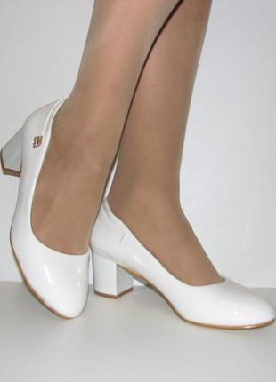 Туфлі жіночі на низьких підборах білі лаковані розмір 36 404 фото