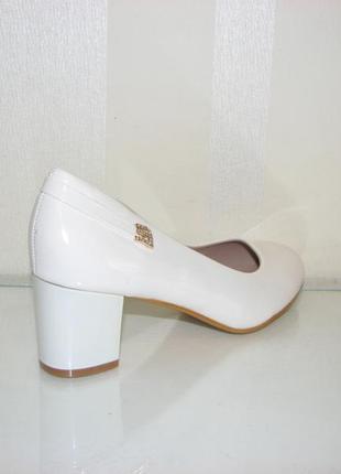 Туфлі жіночі на низьких підборах білі лаковані розмір 36 406 фото