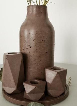 Мінімалістична бетонна ваза коричневого кольору6 фото