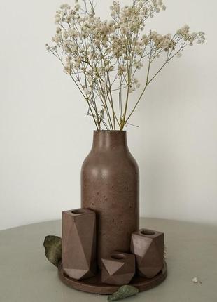 Мінімалістична бетонна ваза коричневого кольору4 фото