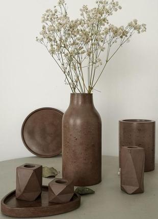 Мінімалістична бетонна ваза коричневого кольору3 фото