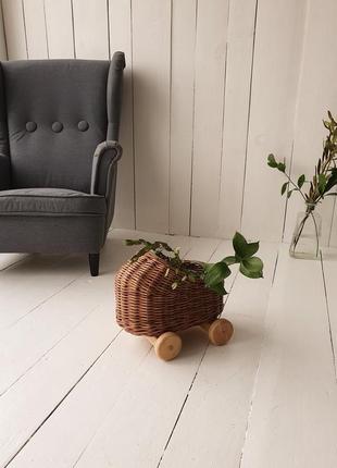 Плетеная колясочка на деревянном шасси люлька коляска для куклы2 фото