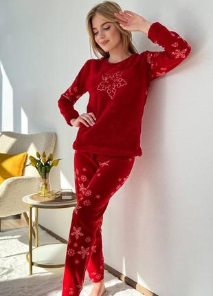 Тепла жіноча флісова піжама з малюнками махрова яскраво червона.