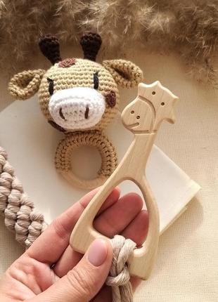 Подарочный набор для мамы и младенца жираф погремушка и соскодержатель с буковым грызунком9 фото