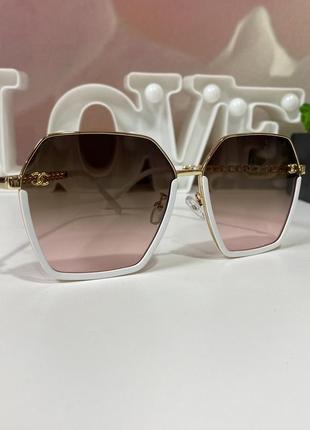 Модні жіночі брендові сонцезахисні окуляри в металевій оправі ...2 фото
