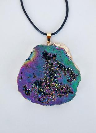Кулон на кожаном шнурке из камня жеода  кварца